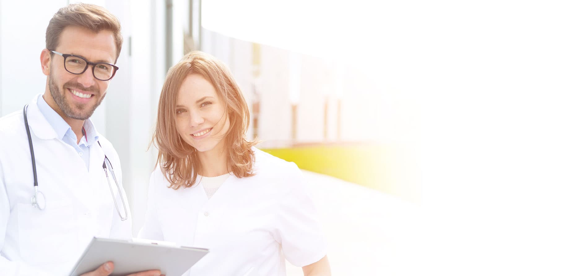 Arzt im Gespräch mit Patientin über die Vorteile einer privaten Krankenversicherung